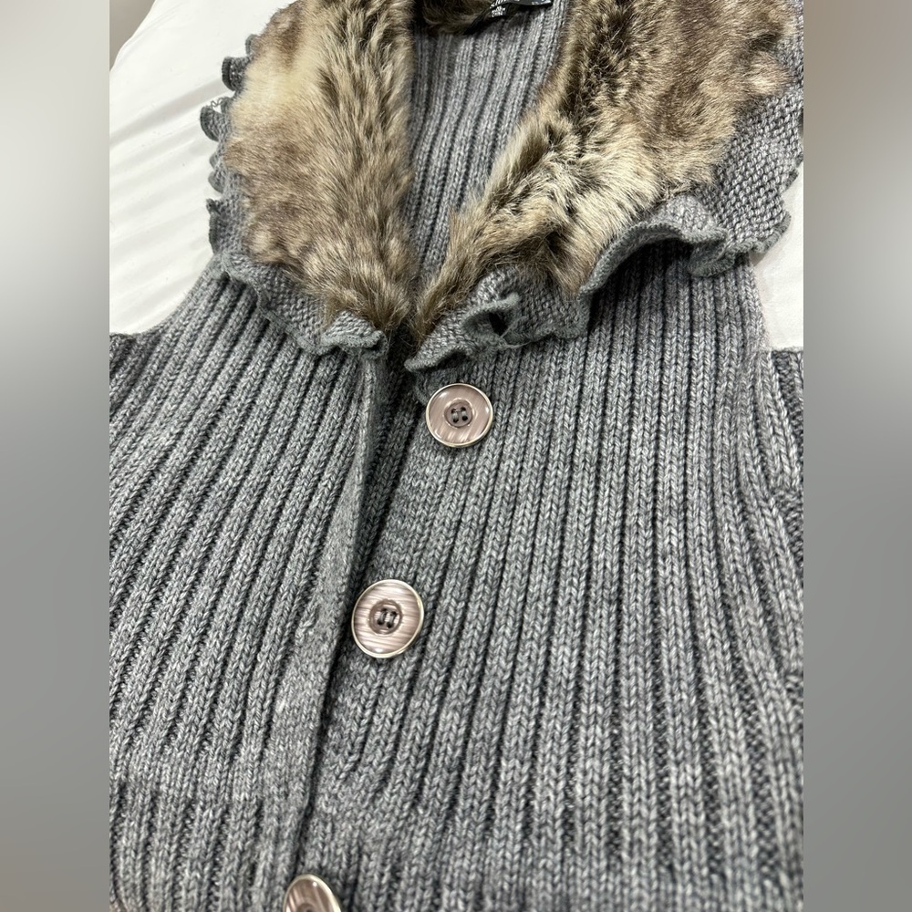 Sioni Gray Knit Cardigan with Faux Fur Collar - Picture 15 of 15